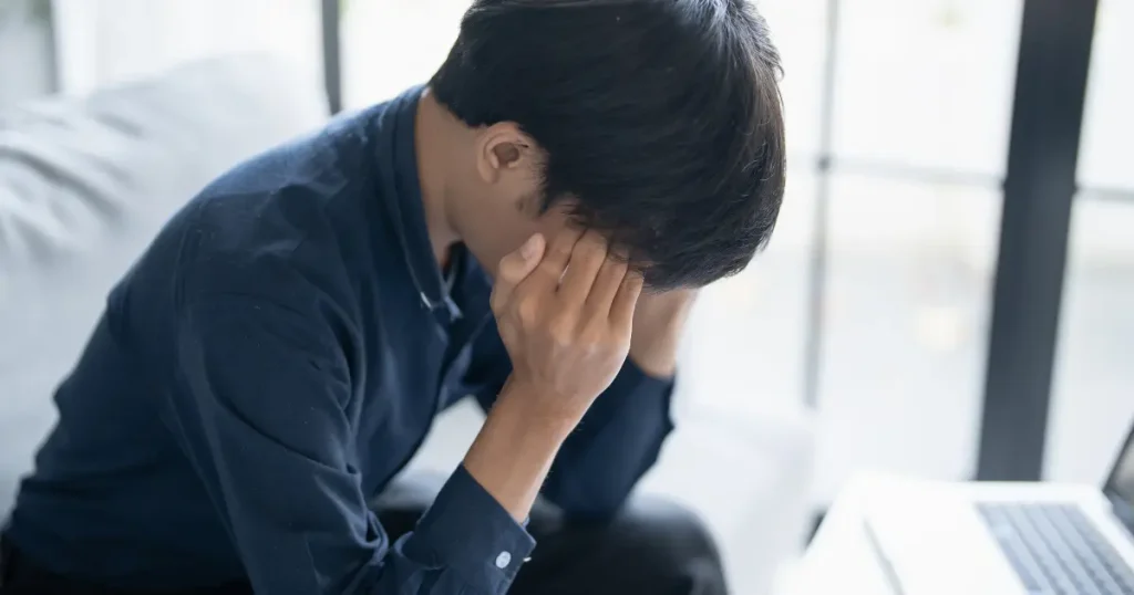 頭を抱える男性